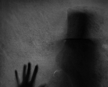 06 - Låt mig komma in - Monica Larsson Spännande och mystisk bild nu i Halloweentider. En konstnärlig bild. En fördel med bilden är att motivet inte är centrerat. Att handen är i fokus är också en...